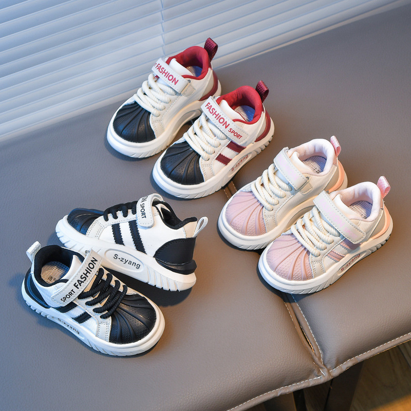 Calzado deportivo para niños 2025 primavera nuevo estilo zapatos de cuero impermeables para niños de suela suave, zapatos de tabla pequeños casuales de todo fósforo para niños de mediana edad