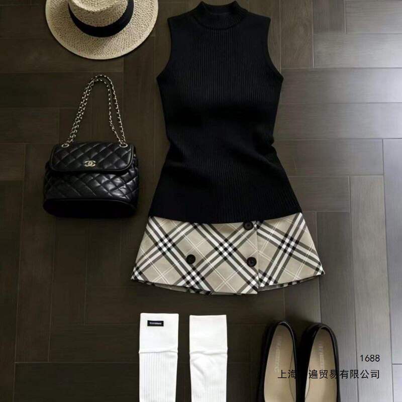 Women's Suit 2026 Summer New Style Elegant Sleeveless Black Knitted Vest Top High-Waisted Slimming Plaid Short Skirt