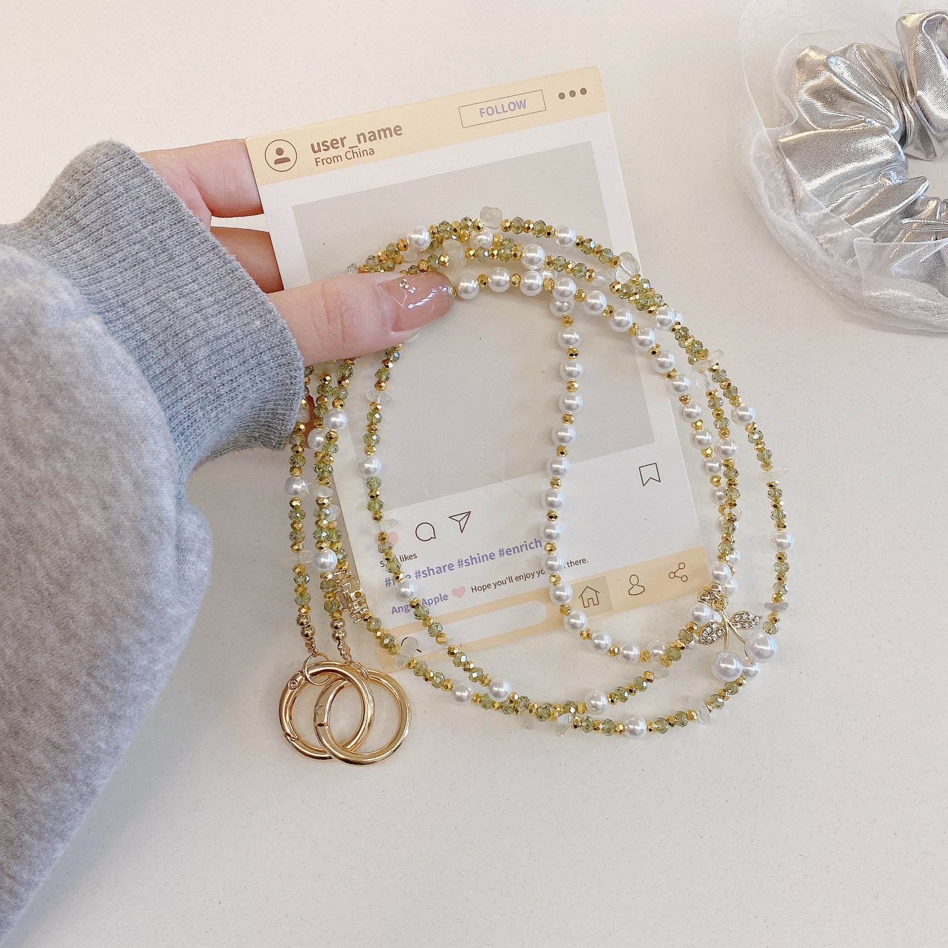 Boutique hecho a mano de alta gama para teléfono móvil cadena larga de cereza pequeña verde oliva cordón de teléfono móvil de moda colgante de mensajero largo