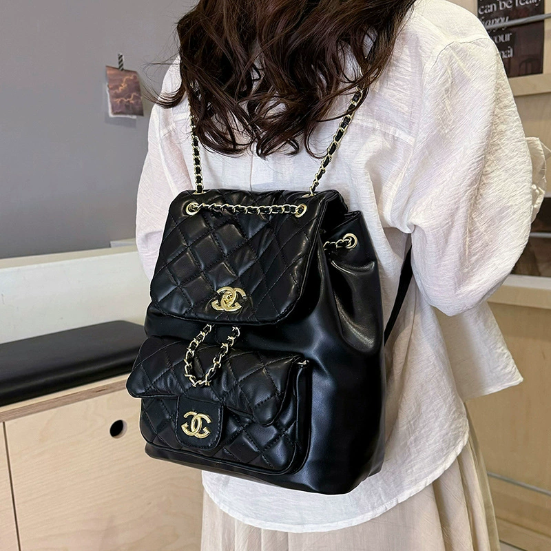 Стёганый рюкзак (в стиле Chanel) с цепочкой, вместительный городской, декоративная малая цепь