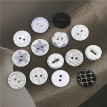 厂家批发简约风仿贝树脂纽扣梅花星星立体鱼眼珠光钮扣百搭扣子