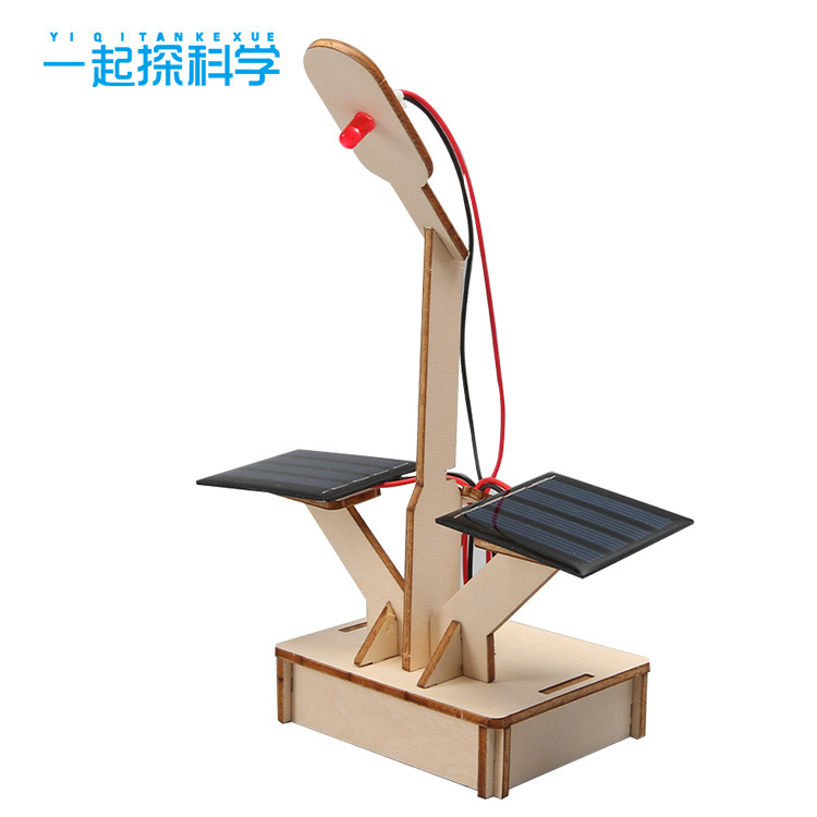 Street lamp solar-powered