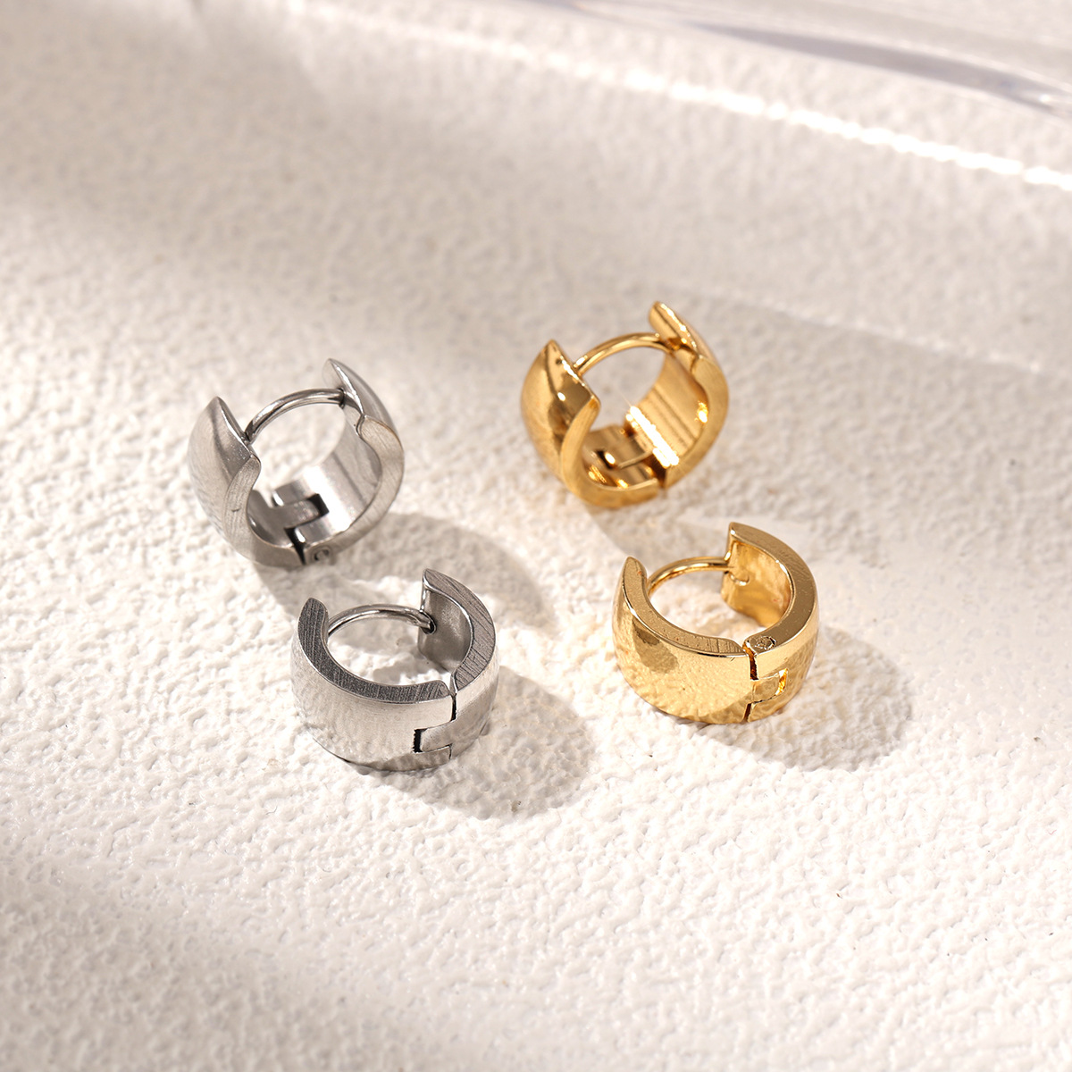 TENA estilo europeo y americano pendientes de acero inoxidable pernos de auriculares ligeros lujosos y brillantes básicos transfronterizos de venta caliente de acero de titanio para mujeres