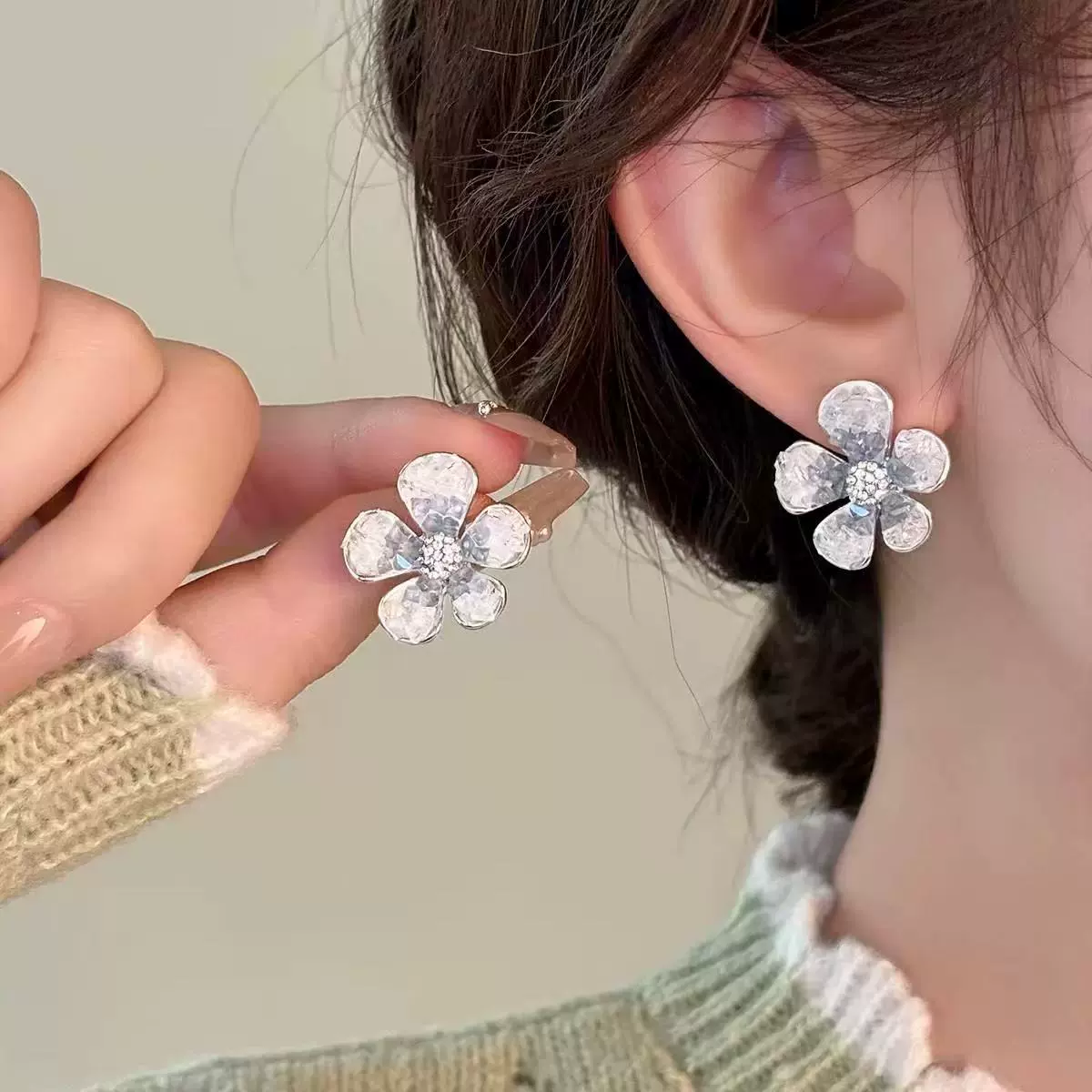 Серьги с синей серебристой шпилькой, модные градиентные с цветочным узором, легкая роскошь, качественный стиль