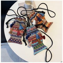 艺术民族风流苏包包2024夏季新款单肩斜挎包小鱼抽绳撞色手机包潮