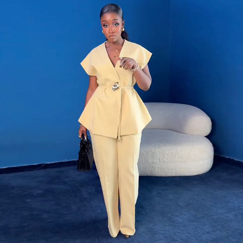 Damenmode: Set aus kurzem, ärmellosem Top mit V-Ausschnitt, Bindegürtel und weit geschnittener Hose im europäischen und amerikanischen Stil für den Frühling_voghion.com