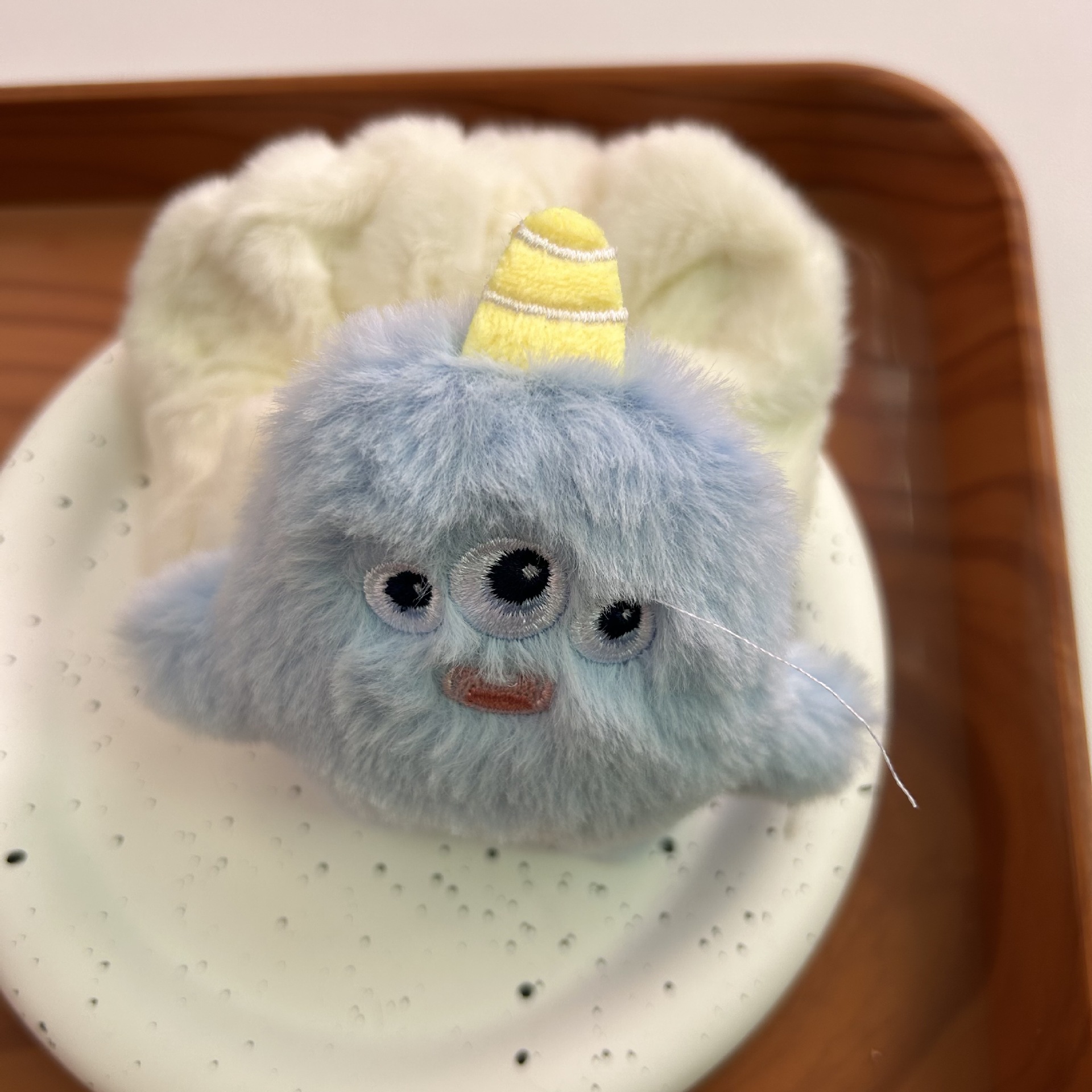 Cartoon Big Eyes peluche anillo de pelo pequeño monstruo tres ojos monstruo bolsas lindas de pelo largo monstruo intestino grueso anillo de pelo correa