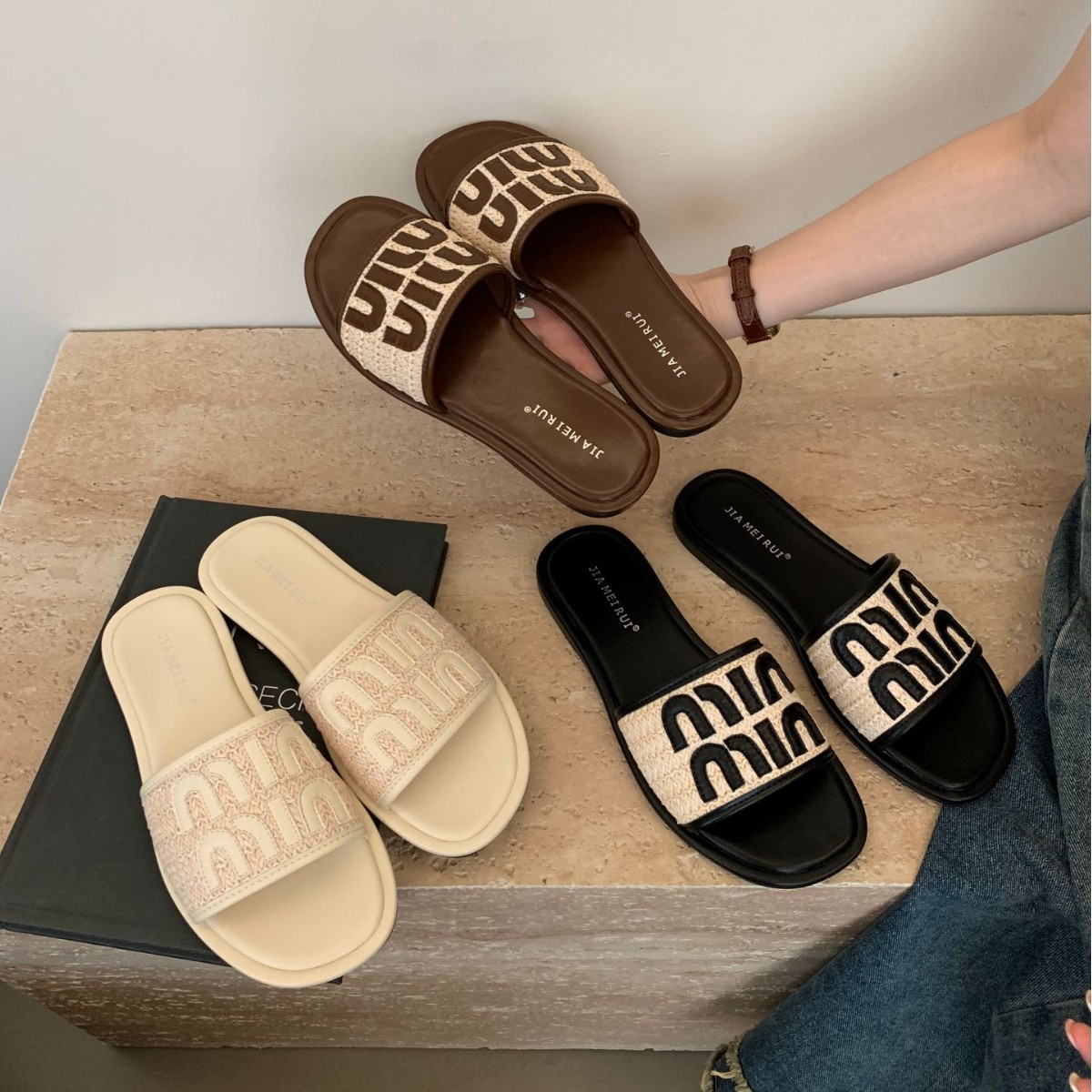 Zapatillas de una palabra con suela plana y red explosiva zapatos femeninos 2026 nuevo verano con sandalias de playa francesas de pequeño arrastre fresco