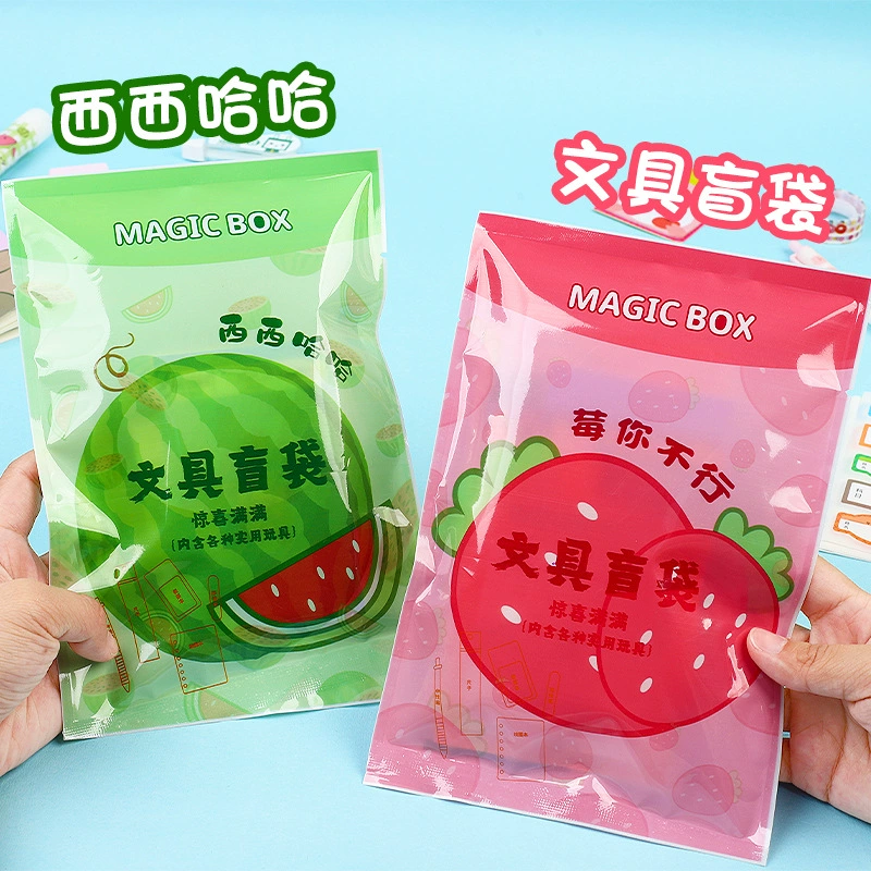 Милый и креативный набор канцелярских принадлежностей в виде фруктов в слепых пакетиках — идеальный подарок на выпускной или другие важные события.