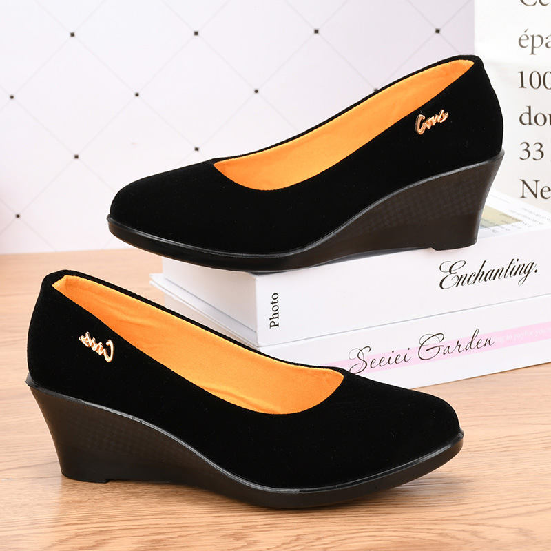 Old Beijing-style women's black wedge work shoes, soft-soled, non-slip, comfortable, suitable for mothers and for dancing