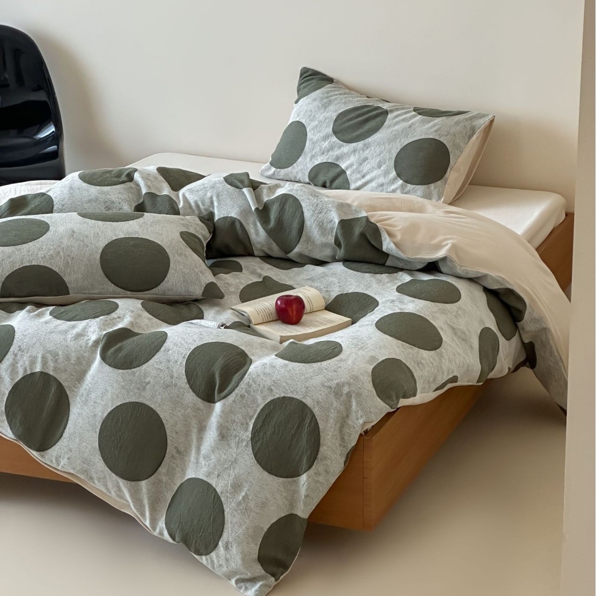 Conjunto de quatro peças minimalista nórdico retrô com estampa de bolinhas verdes em jacquard, composto por capa de edredom e lençol de cama em algodão puro, macio e agradável à pele._voghion.com