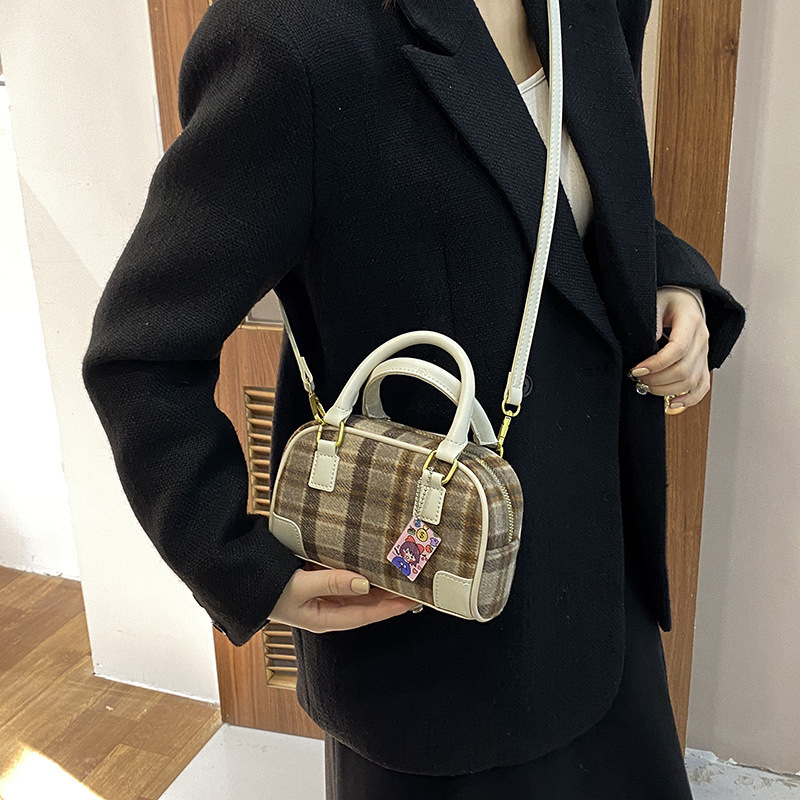 Borsa alla moda francese 2023 nuova borsa da donna a tracolla con celebrità in Internet di nicchia a spalla singola temperamento scozzese invernale_voghion.com