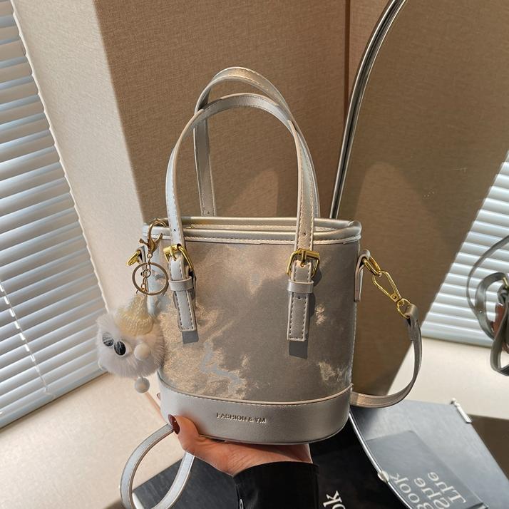 Retro alta sensación de bolso de cubo de mano mujer 2025 nuevo estilo de moda bolsa de hombro casual bolsa de tendencia universal mochila