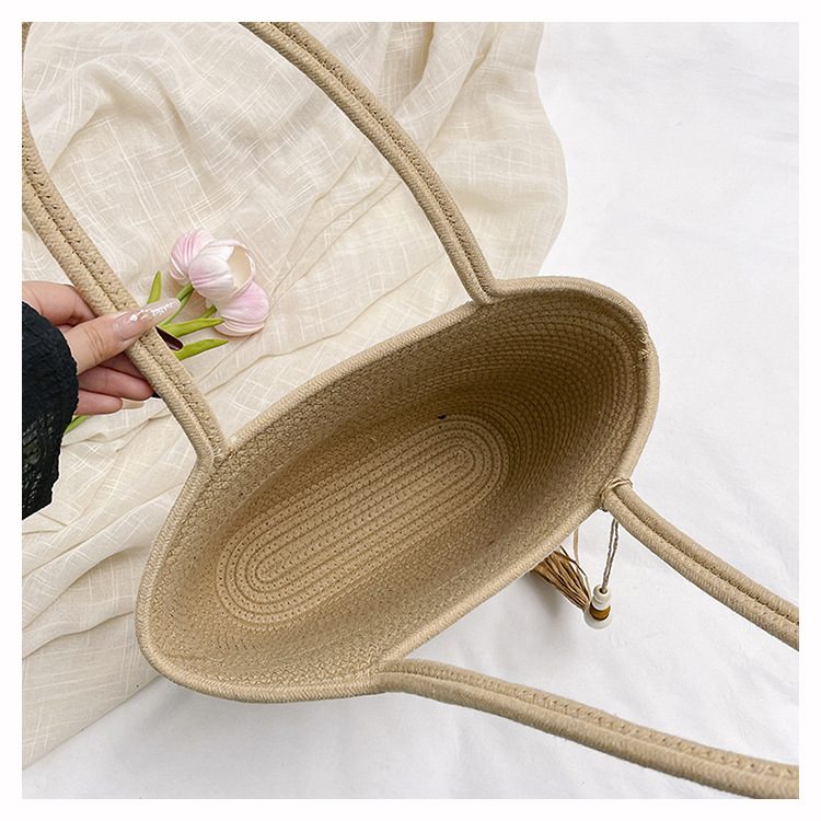 A trendy and stylish underarm bag for summer, a simple single-shoulder bag for women, and a fashionable, casual, and high-quality bag undefined