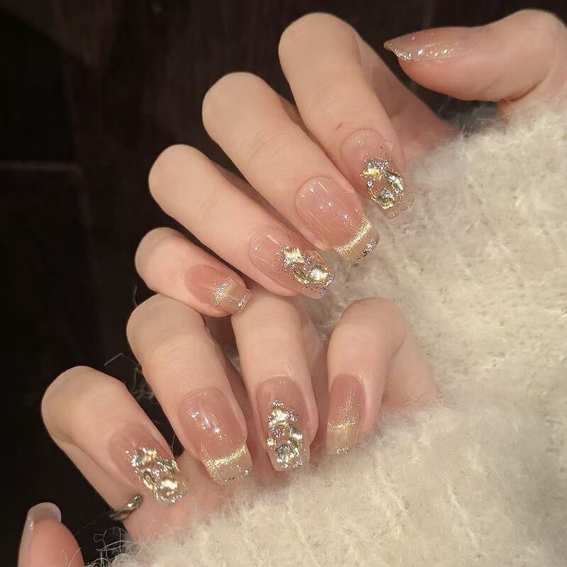 Handmade Nail Art with Champagne Rose Gold Cat-Eye Effect, Dazzling and Elegant Nail Pieces with a High-End, Light Luxury Style That Enhances Complexion