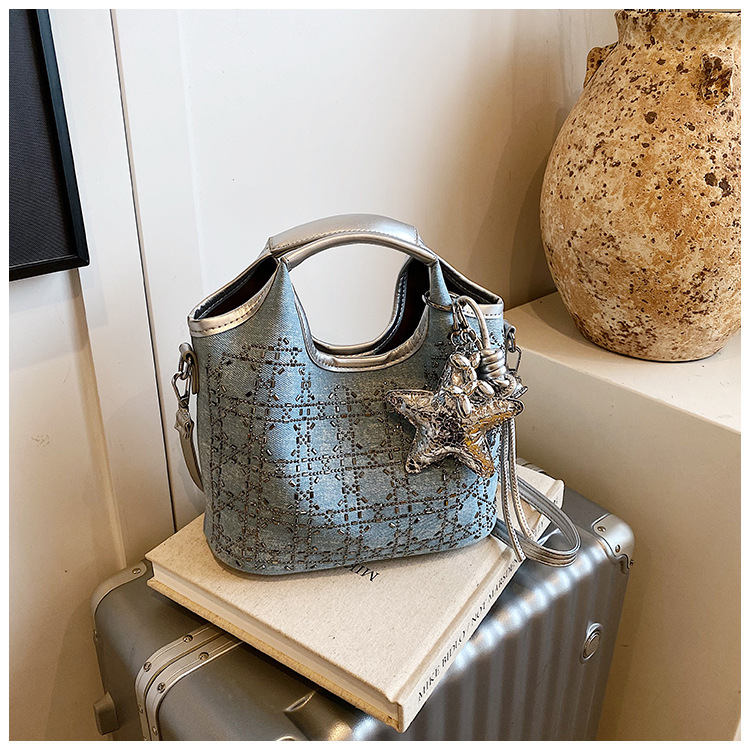 A niche design, fashionable and versatile single-shoulder hand-carry commuter bag for women, a new summer 2025 simple crossbody bucket bag undefined