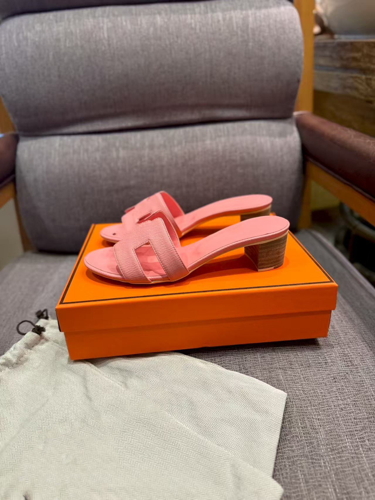 鼎羊皮の新型真皮平底ネット赤同タイプのスリッパ女性夏外着一字引きビーチカジュアル太さと涼しさ引き