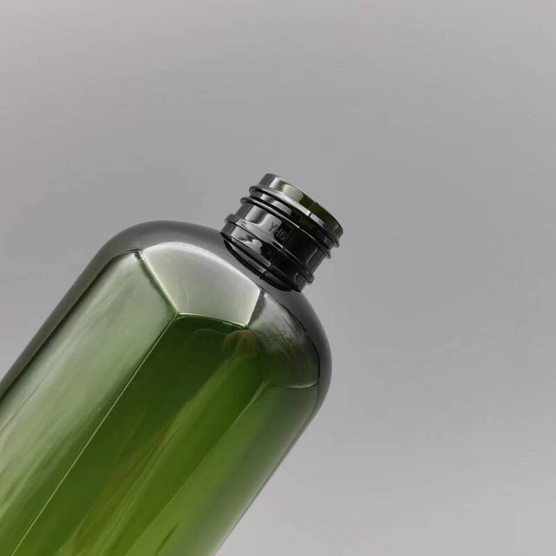 500mlの純粋な露の瓶は緑色のアロマの精油の瓶を通します。|undefined