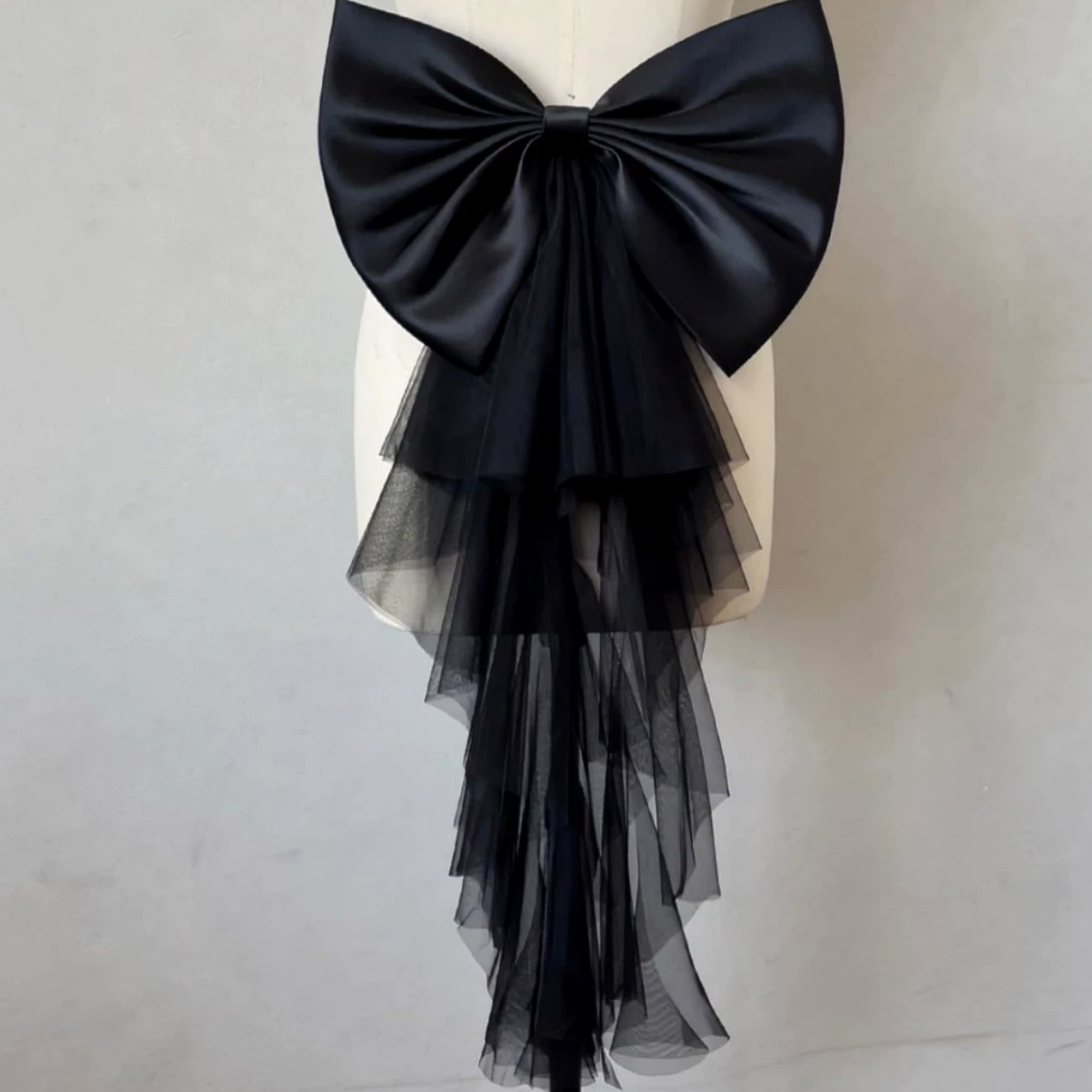 Европейское и американское свадебное платье с отстегивающимся двухслойным многоцветным шелковым бантом на поясе, атласное, многостильное, с шлейфом.