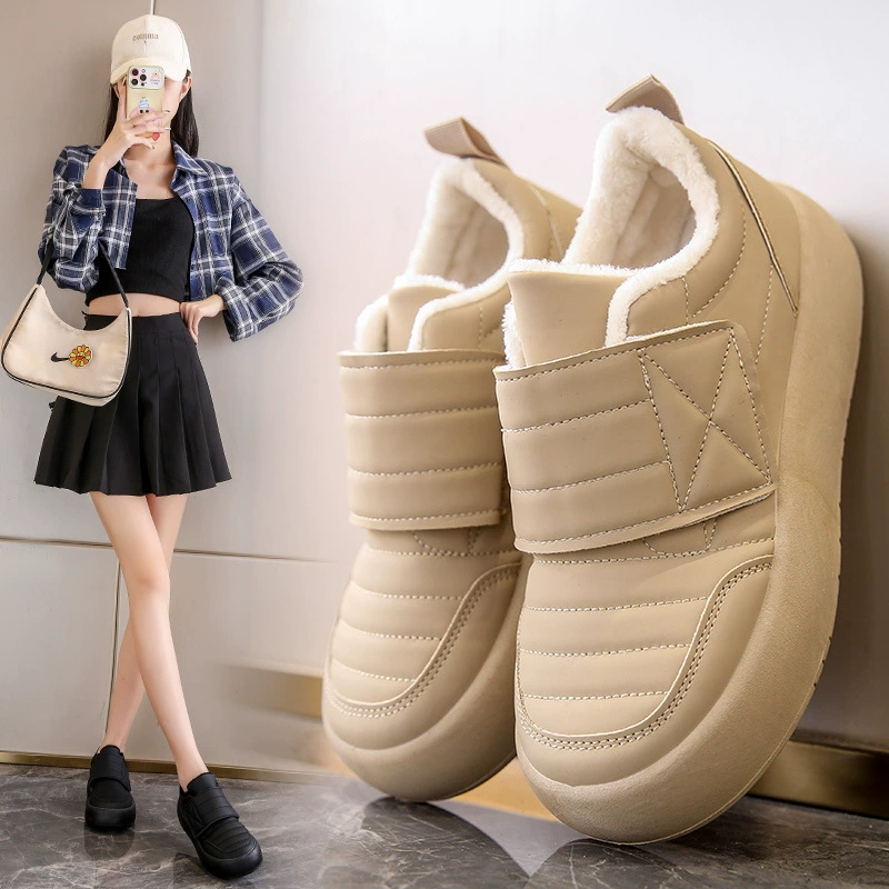 Белые туфли на липучке Женская нишевый дизайн 2023 осень Новые ботинки для досок на флисовой подкладке повседневные хлебные туфли на плоской подошве хлопчатобумажные туфли
