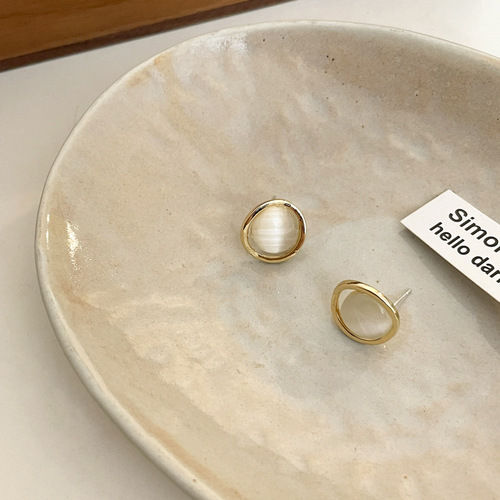 Hong Kong style retro round cat's eye stone earrings for women, light luxury earrings, niche design, simple and versatile earrings