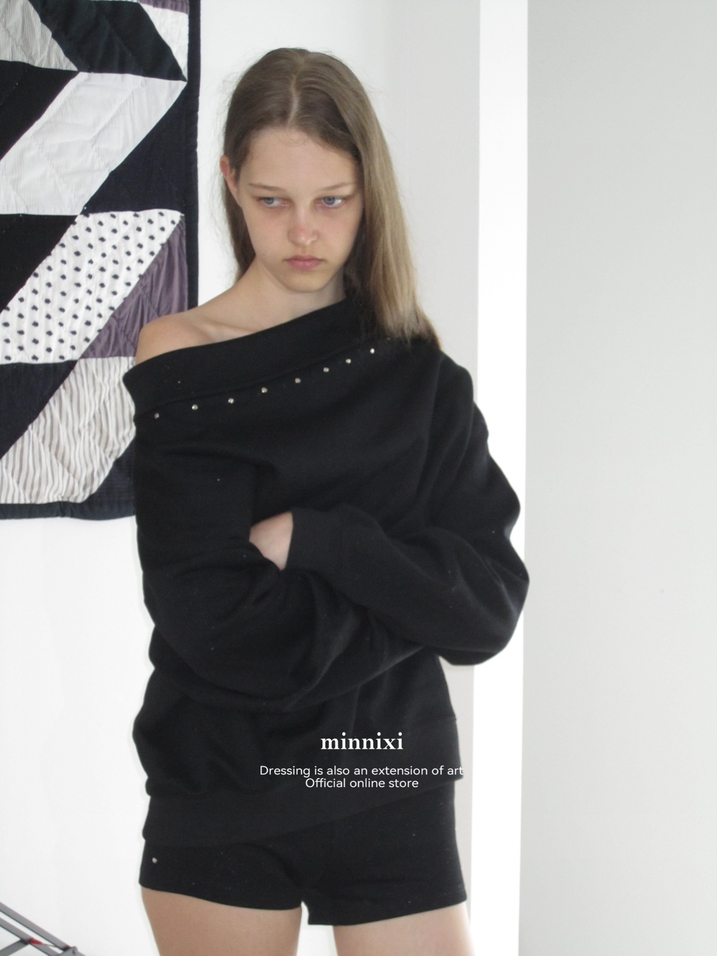 2024 新しいオリジナルデザインのニッチなオフショルダーリベット付き長袖スウェットシャツ、女性用、人気のレイジーホットガールスタイル