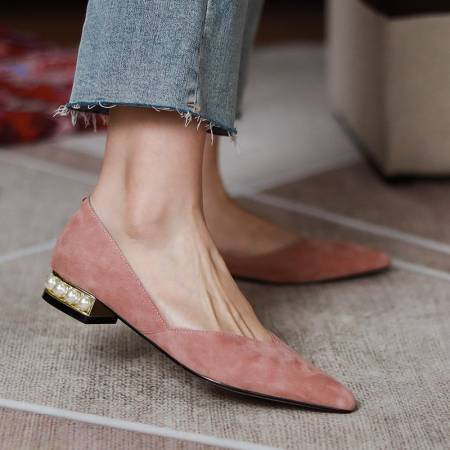 양가죽 패드 포인티드 토 여성용 2025 로우힐 우아한 오피스룩 굽이 두꺼운 워크 슈즈 얕은 굽 진주 장식 천연 가죽 플랫 슈즈