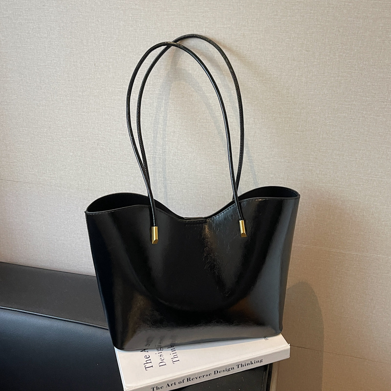 2025 nuevo bolso de mujer universal nicho de moda alta sensación de bolso de mujer de viaje de moda retrógrado aceite pitot bolso de hombro