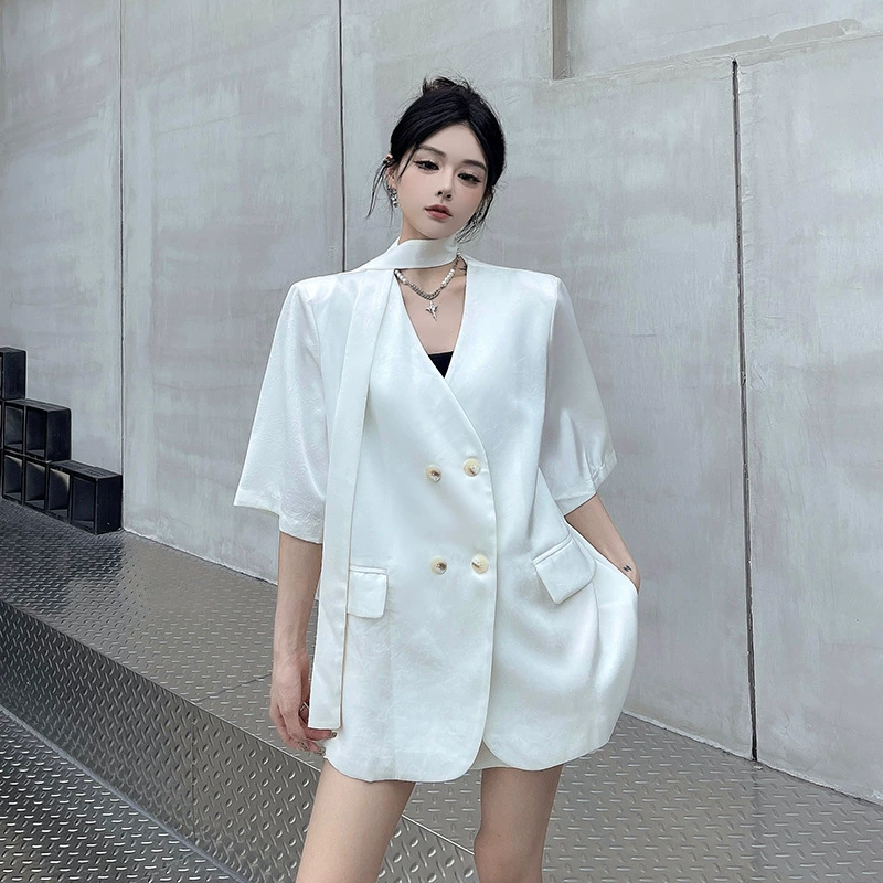 Реальный снимок женского летнего костюма 2025 года: тонкий короткий жакет из атласа с темным узором и кружевами.