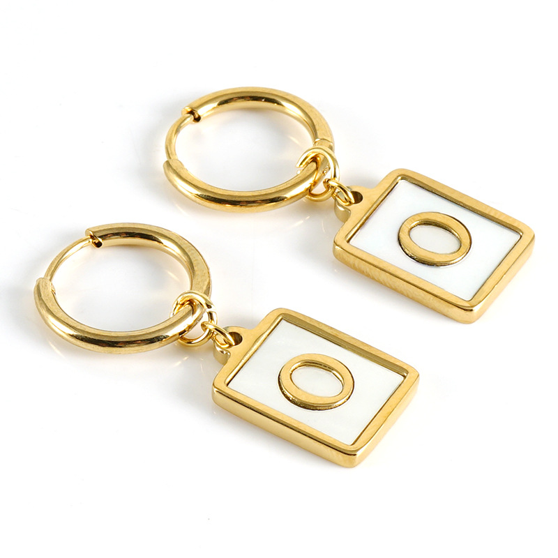 Cross-border ins estilo pendientes de letras de concha de acero inoxidable hembra 18K pendientes de acero de titanio de oro 26 letras pendientes cuadrados hembra