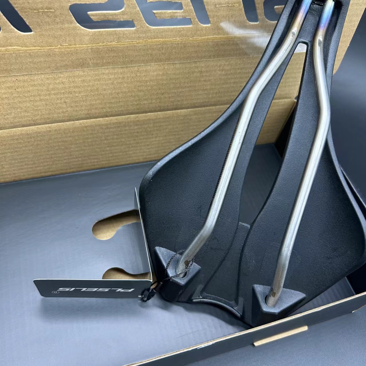 PLSELIS Mountain Bike Titanium Bow Racing Hollow Breathable Ultra-light Comfortable Saddle_voghion.com