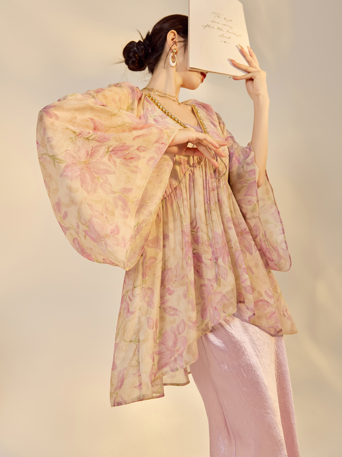 Áo kiểu nữ cổ V tay lồng đèn chất liệu chiffon phong cách Trung Hoa đính đá — màu tím nhạt