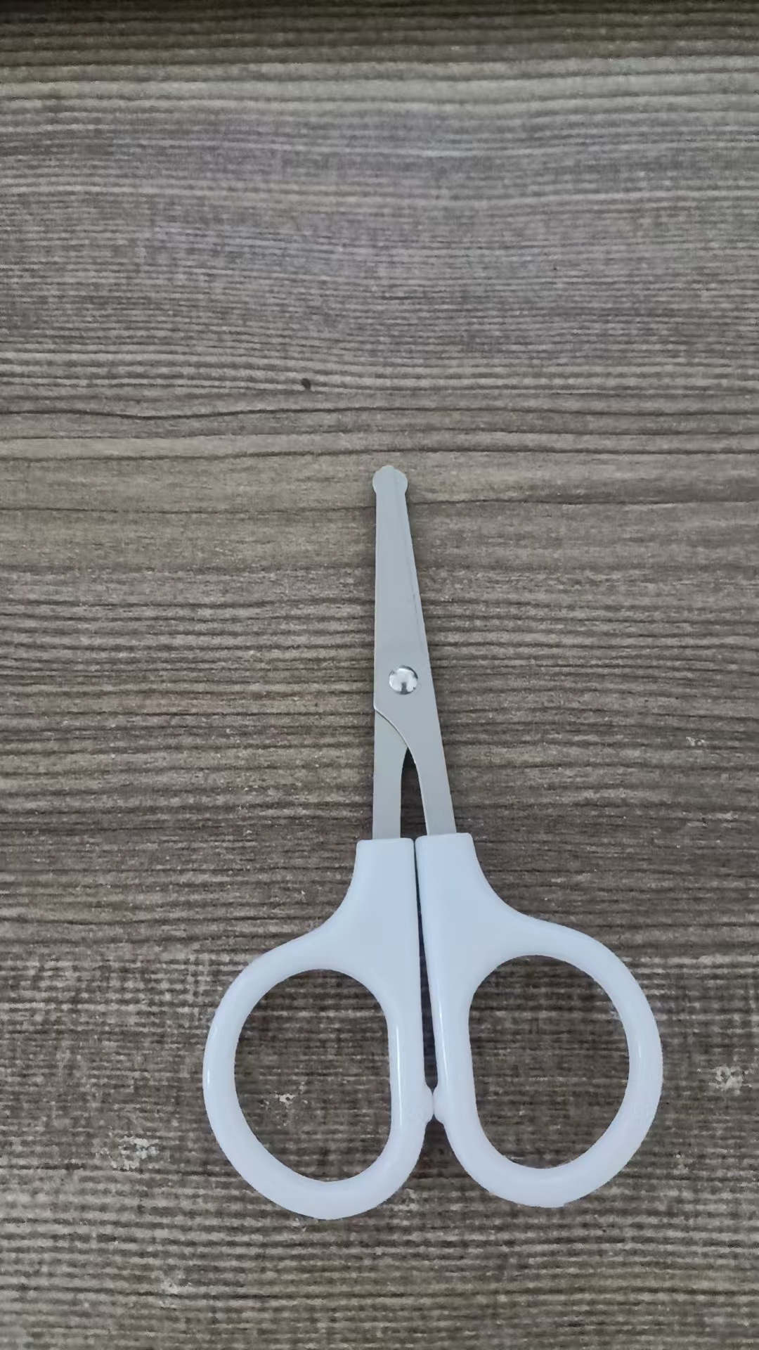 Spot de fábrica al por mayor de acero inoxidable punta redonda tijeras de pelo de nariz cabeza grande para estudiantes corte manual pequeño hogar multiusos