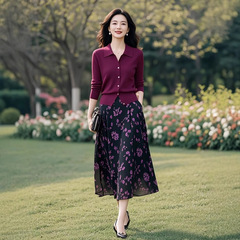 春と秋には、カジュアルで高級感のある中年のお母さんのニットの花のスカートのセットを着ています。