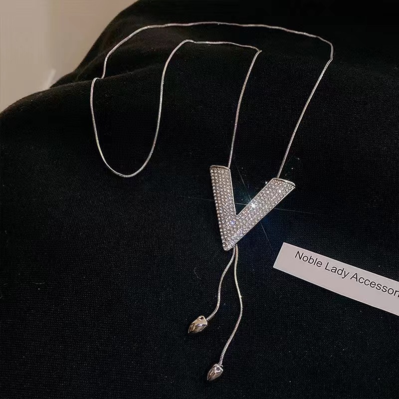 Estilo coreano Otoño e Invierno gran cadena de suéter femenino en forma de V de alto grado versátil calle hip hop elegante cadena de suéter de Cercanías de moda de las mujeres image 5