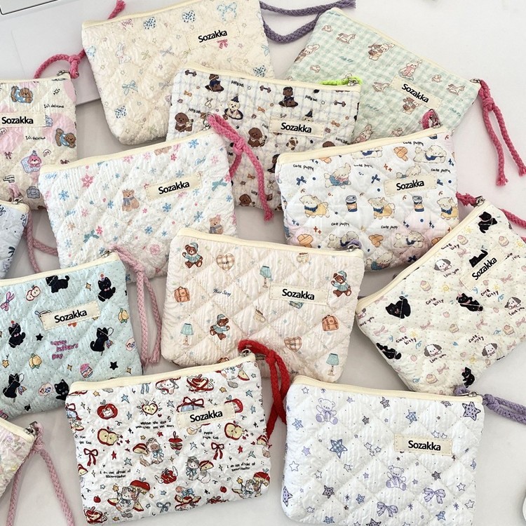 5425 Bolsa de almacenamiento portátil acolchada floral acolchada Monedero suave sobre rojo Cosméticos y almacenamiento de artículos diversos