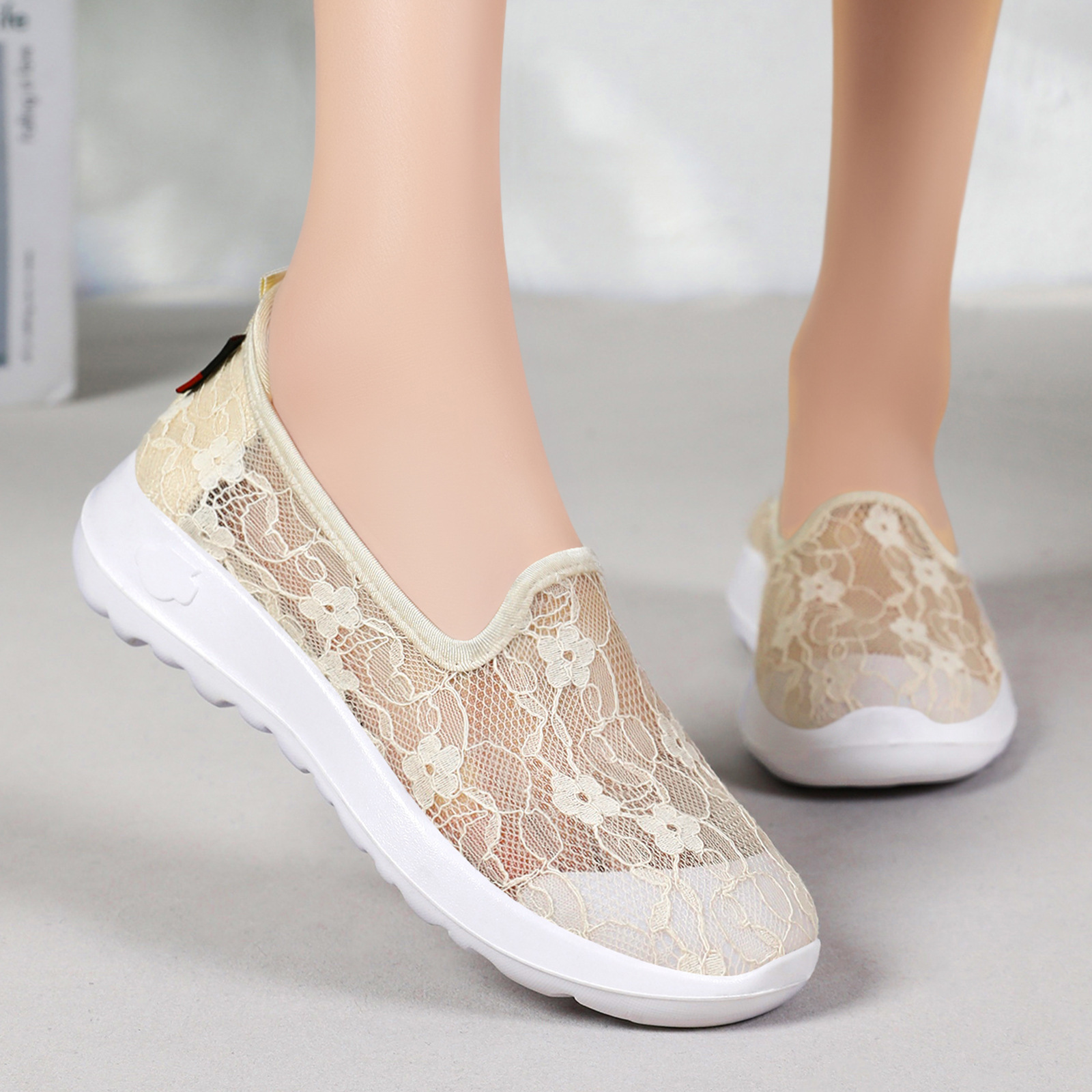 Zapatos de mujer de verano nuevos zapatos casuales de encaje de malla transpirable zapatos de madre ligeros con suela suave y cómodos zapatos para personas mayores zapatos de caminar