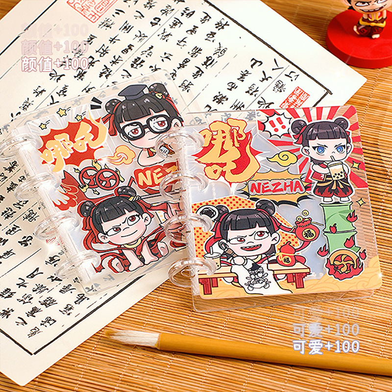 El niño demonio de Nezha está haciendo un libro de tarjetas de palacio del mar, un nuevo libro de almacenamiento de tarjetas portátiles acrílicas, un pequeño álbum de fotos.
