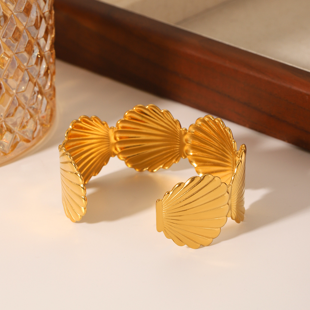 Pulsera de acero inoxidable de concha de oro de 18 quilates de estilo marino europeo y americano pulsera de mujer que no se desvanece
