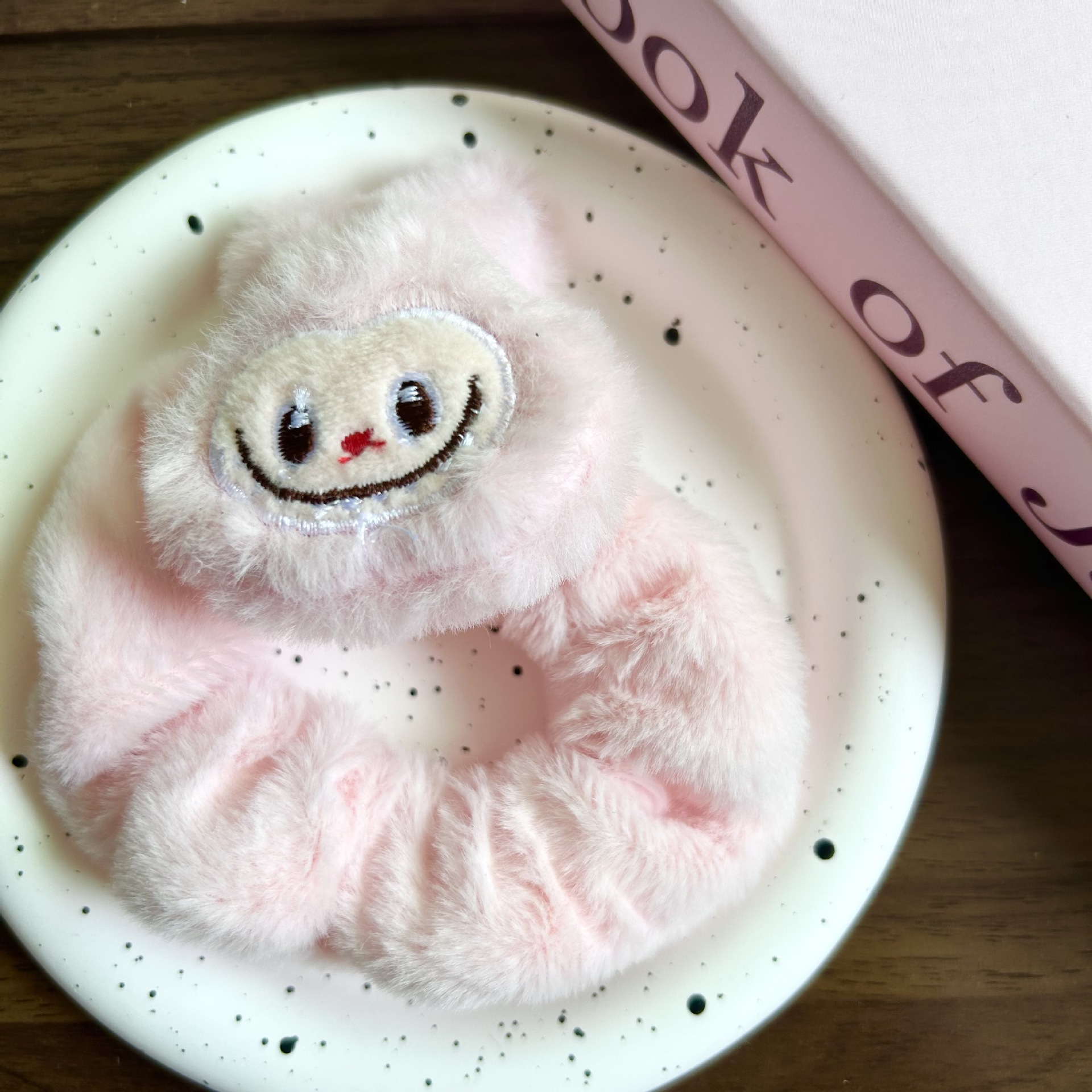 Bonito anillo de pelo de peluche de rabu animal pequeño anillo de intestino cruzado venta caliente dibujos animados correa creativa muñeca adornamiento para el pelo