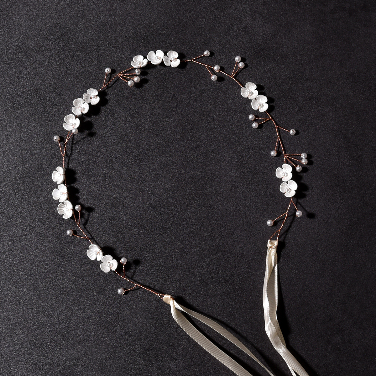 Title 10, Handgemaakte parel haarband met drie bloemblaad...