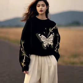 黑色蝴蝶印花毛衣女2025秋冬新款宽松今年流行漂亮高级感针织上衣