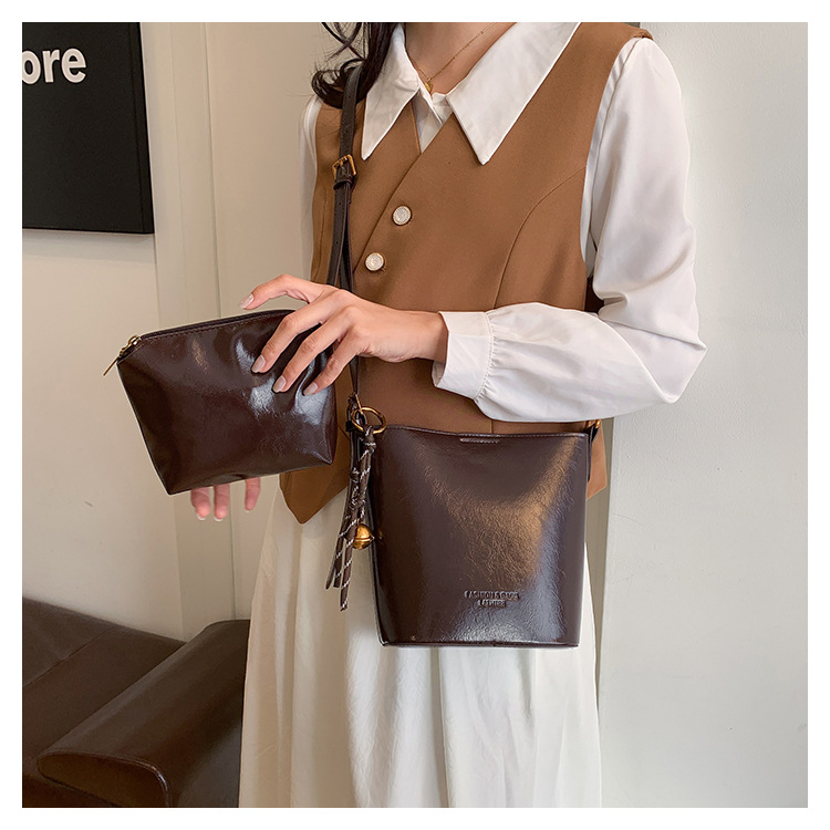 This year, the retro and fashionable women's 2024 new models are popular. This year, single-shoulder crossbody bags, large-capacity hand-held bucket bags, and cross-border bags are all in vogue undefined