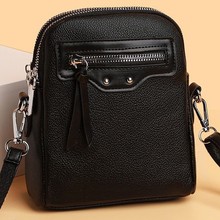 头层牛皮水桶包女单肩斜挎机车钉特色休闲潮流时尚大容量逛街手机