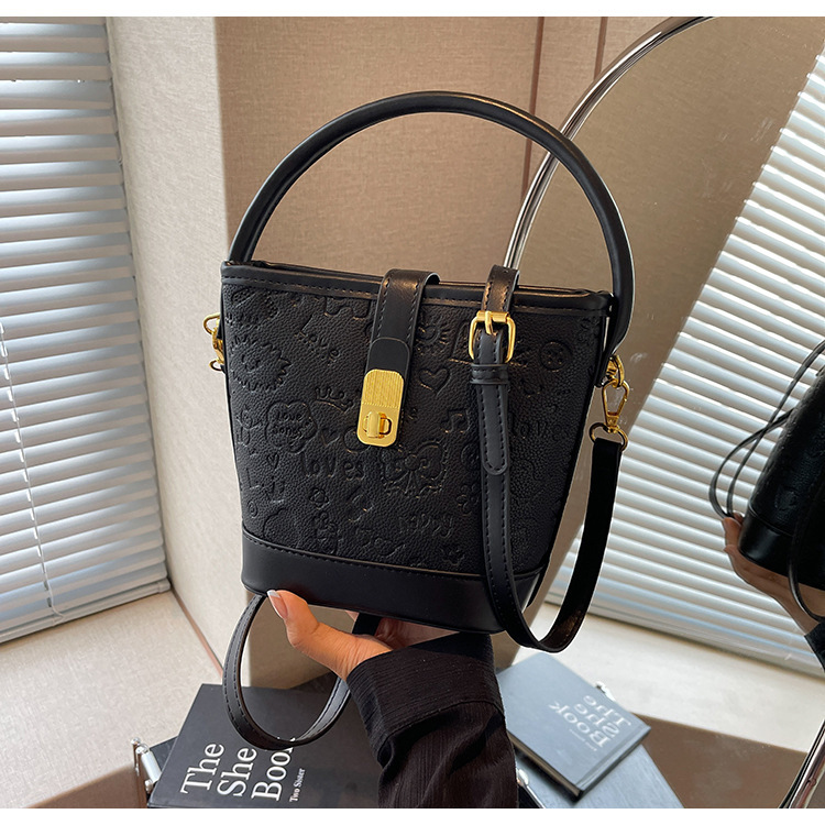 Bolsos populares de alta gama para damas 2024 nueva textura para trabajar bolso de cubo de mensajero de cercanías de nicho marrón