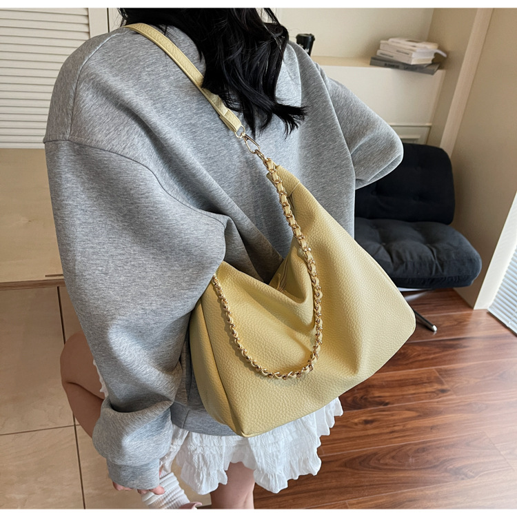 A niche, high-quality, large-capacity chain tote bag for women in the summer of 2025, a versatile and casual crossbody bag for students to commute to school undefined