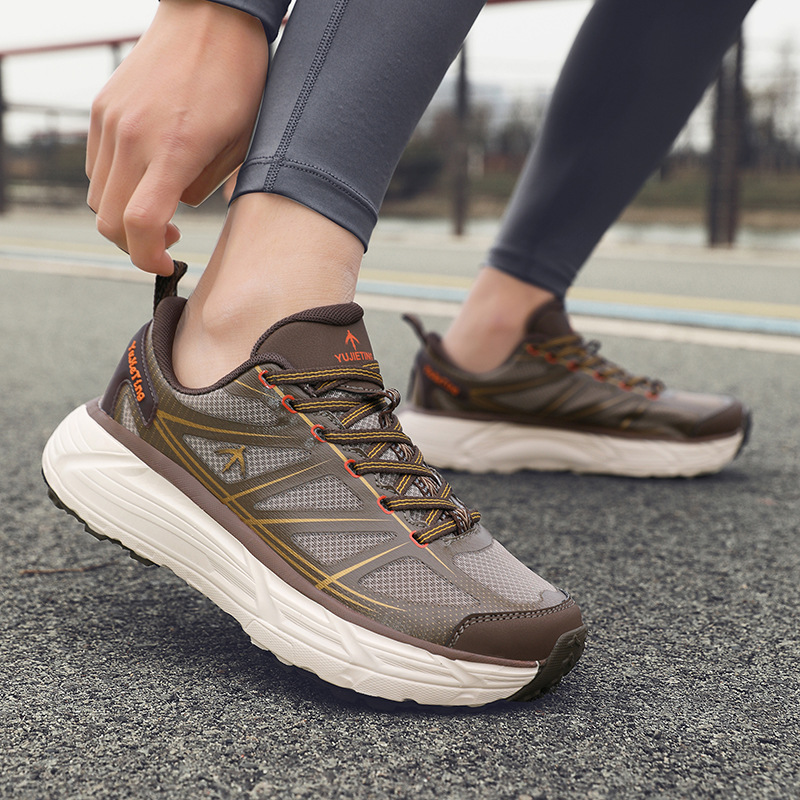 Primavera nuevo tipo de zapatos deportivos de tejido de vuelo para hombres, zapatos de correr transpirables casuales con suela gruesa