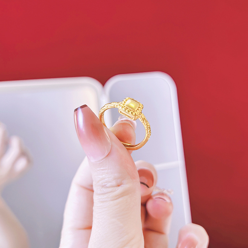 Alto sentido Pequeño Libro Rojo popular anillo de mujer nicho simple a juego de moda anillo de oro Arena de azúcar cuadrado pequeño lujo ligero