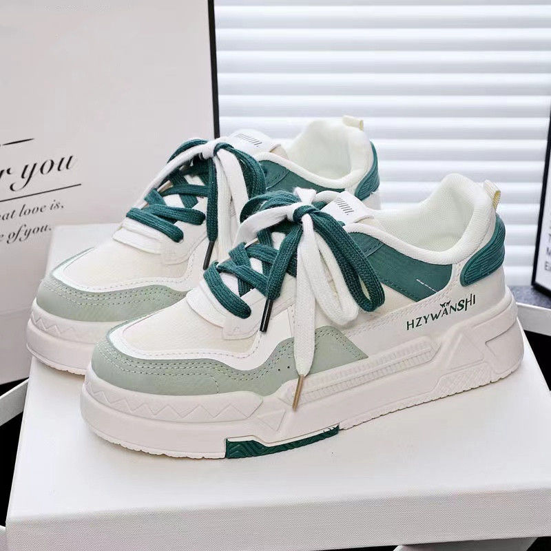 Zapatillas blancas de suela gruesa para estudiantes, nuevo estilo primavera 2025, calzado deportivo versátil con diseño único, zapatillas casuales para venta al por mayor de exportación.