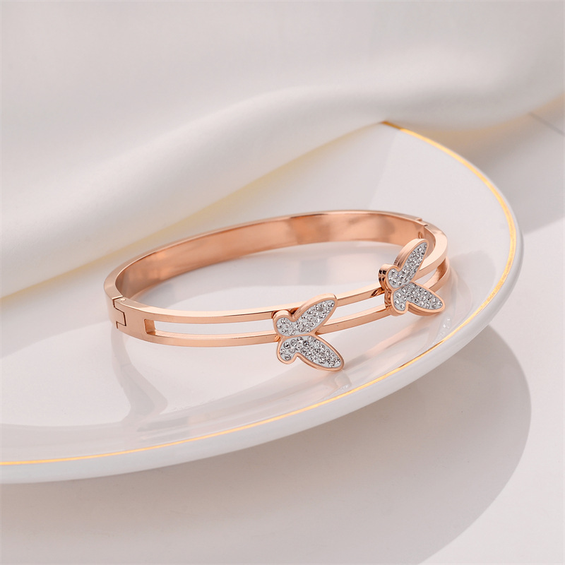 Pulsera de titanio y acero para mujer, diseño moderno y sencillo, pulsera de lujo que no se desvanece, venta al por mayor en stock.